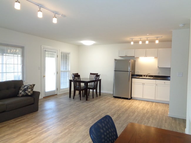 Building Photo - Carriage House Apartments