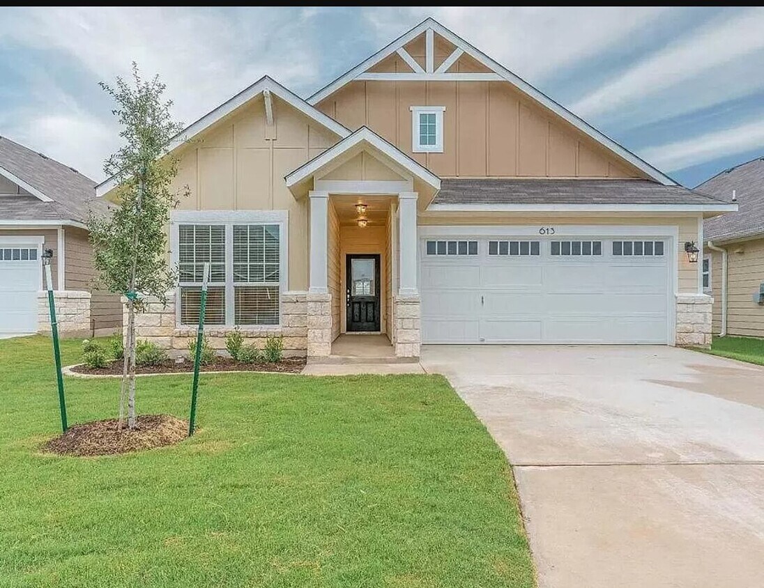 Foto principal - 613 Fair Springs Dr