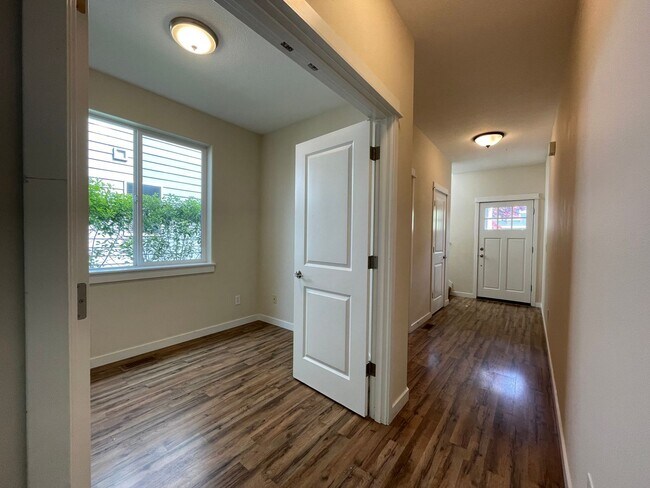 Foto del edificio - 4Bd/3Ba Traditional Hillsboro Home in the ...