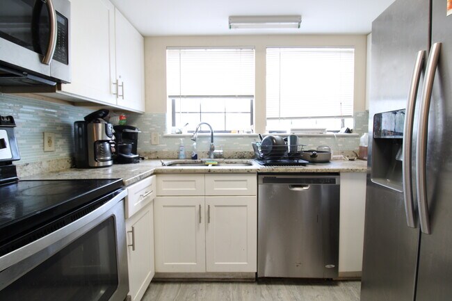 Building Photo - 1712 1st St S