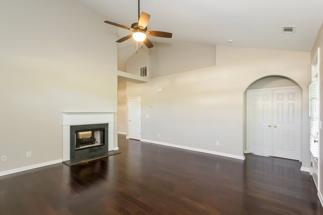 Building Photo - 523 Anglewood Trace