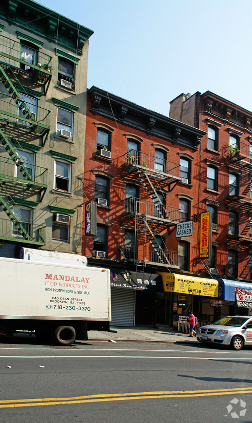 Building Photo - 152 E Broadway