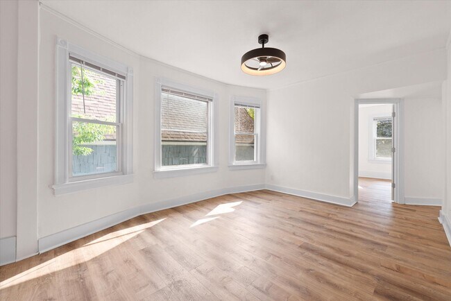 Building Photo - 2026 E Kenilworth Pl