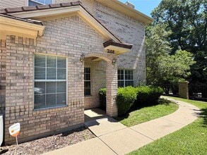 Building Photo - 2108 Lakeforest Dr