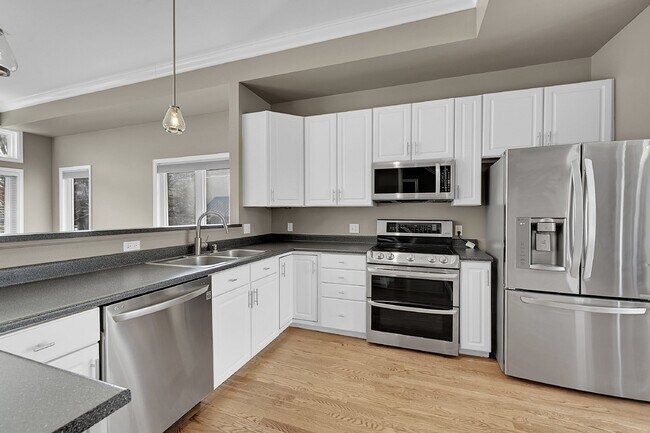Building Photo - $3,250.00 - 2 Beds, 2.5 Baths, Apartment i...