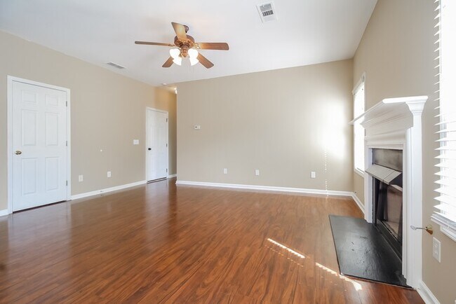 Foto del edificio - Beautiful Five Bedroom!