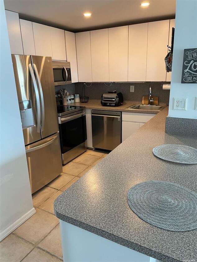 2 Richmond Rd Unit 6S, Lido Beach, NY 11561 Room for Rent in Lido