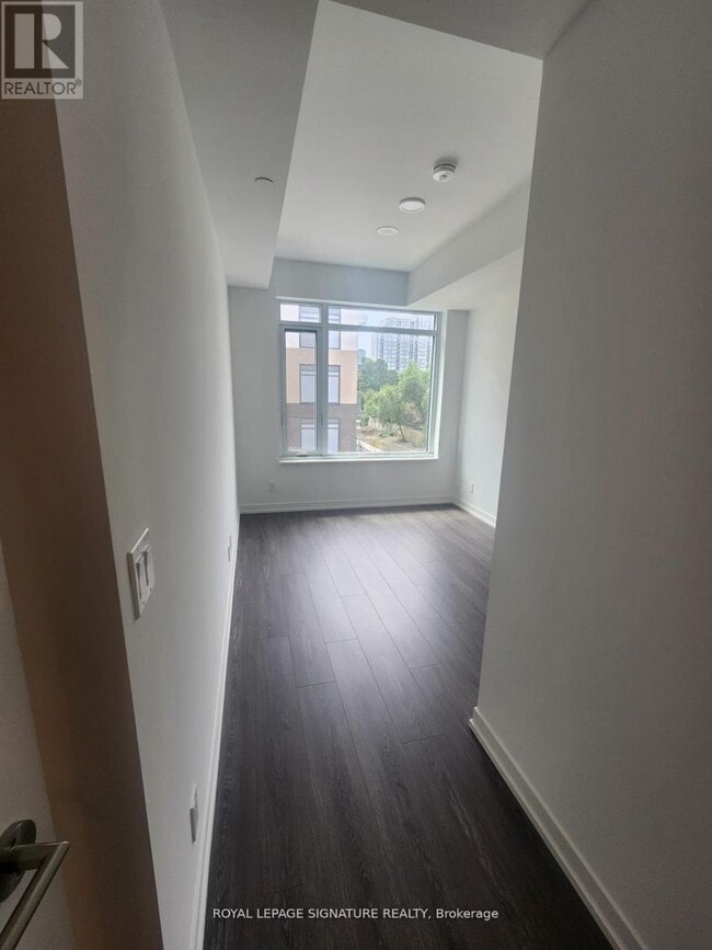 Photo du bâtiment - 8 Beverley Glen Blvd