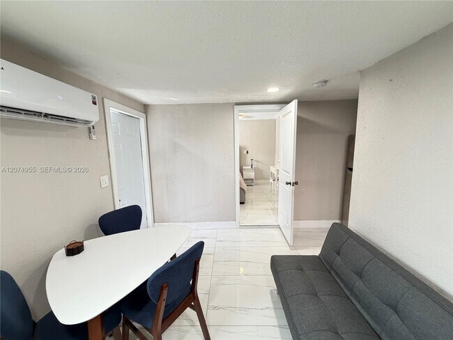 Foto del edificio - 6830 SW 8th St