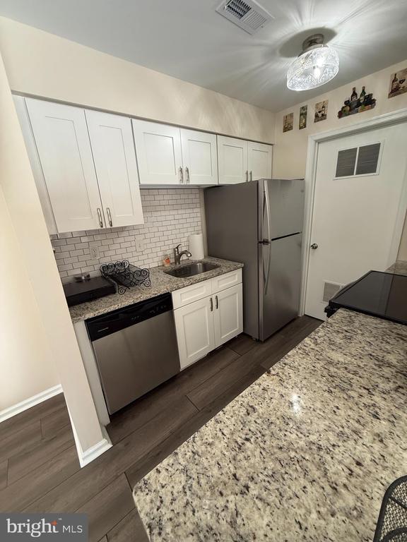 Building Photo - 64 Dover Ct