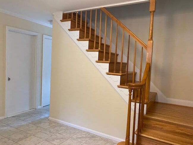 Building Photo - Beautiful 5 BR 3.5 BA brick Colonial home ...