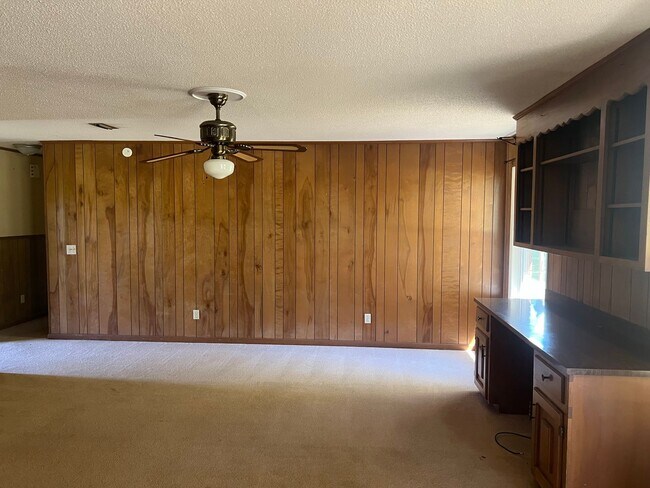 Foto del edificio - Available NOW - 2010 Ambrose Lane