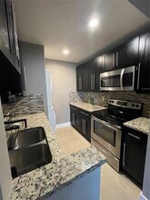 Building Photo - 10092 Twin Lakes Dr