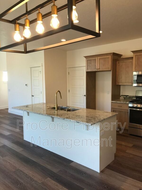 Building Photo - 1447 N Pineview Ln
