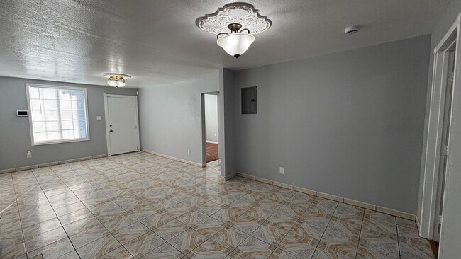 Building Photo - Newly Renovated 3 Bedroom 1 Bath Single Fa...