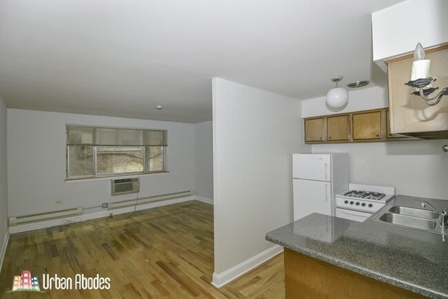 Building Photo - 648 W Wrightwood Ave