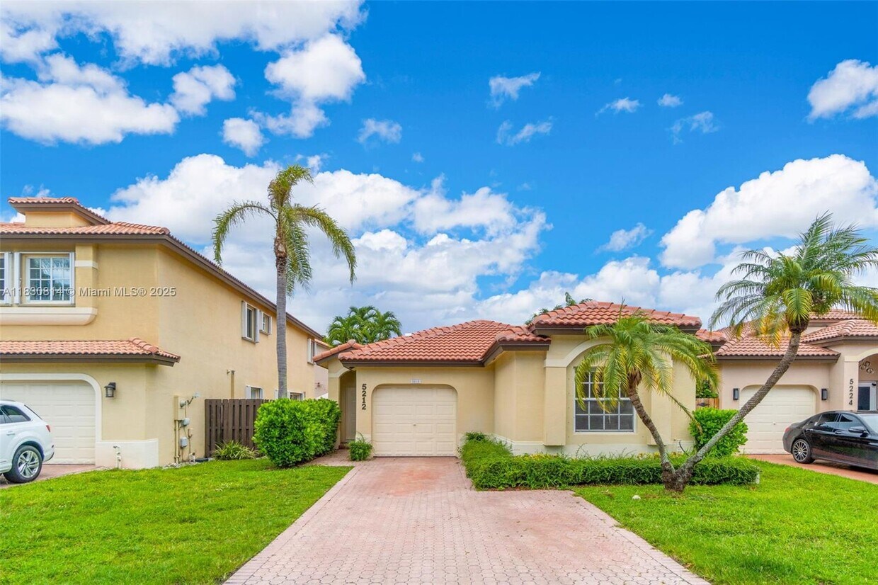 Foto principal - 5212 NW 112th Ct