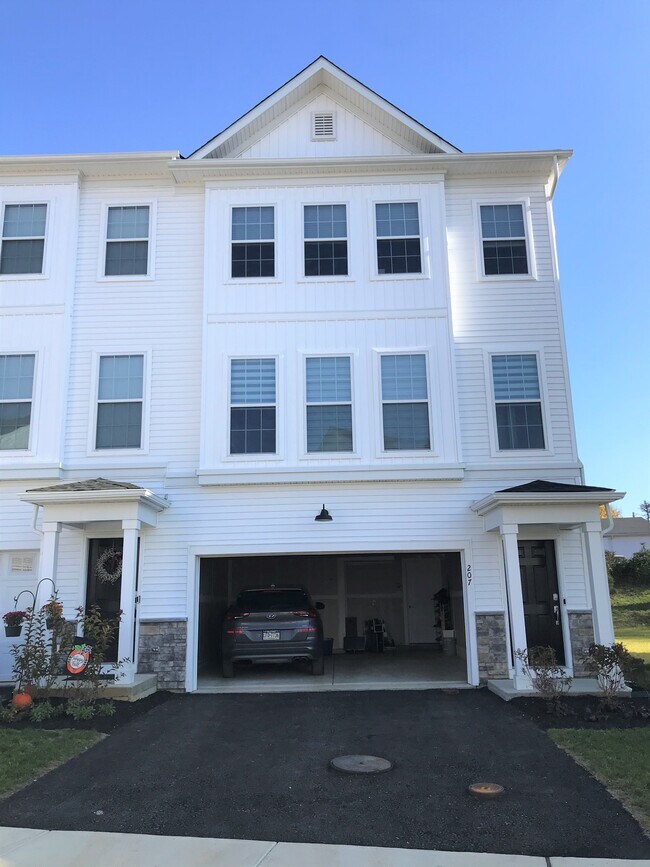 Building Photo - 207 Red Leaf Ln