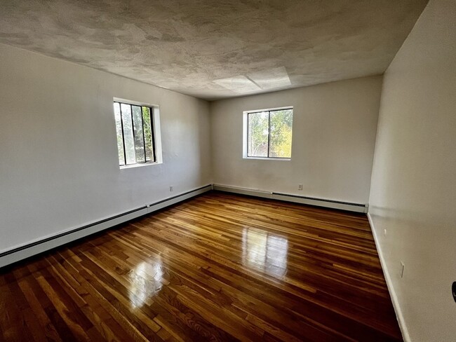 Building Photo - 156 Williams St