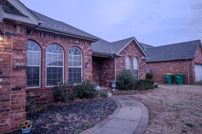 Building Photo - 202 Dawn Dr