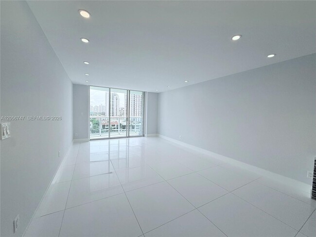 Foto del edificio - 19390 Collins Ave