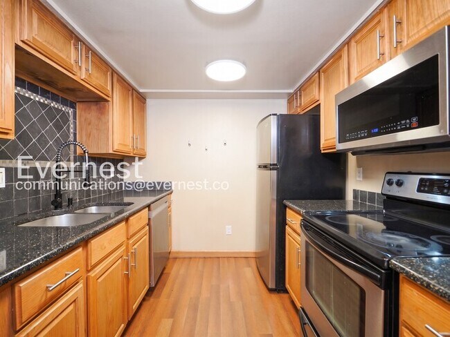 Foto del edificio - 2 Bed/2 Bath Condo with Fireplace & Garage / Vouchers Accepted / Available Now!