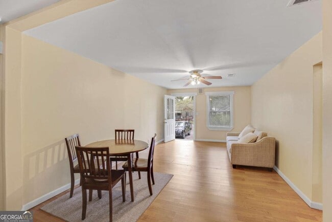 Building Photo - 695 Trout St