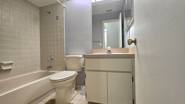 Building Photo - Beautiful 2 bedroom 2 bath