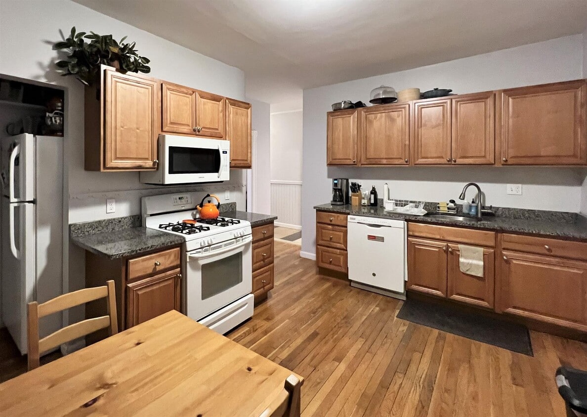 Primary Photo - 68 Beacon St