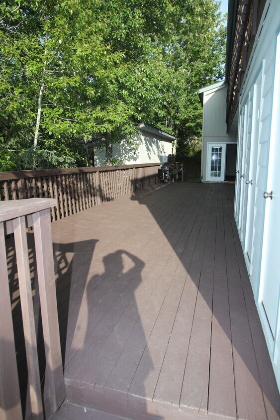 Building Photo - 2 Bedroom Apartment in Jewel Lake w/ Garage!