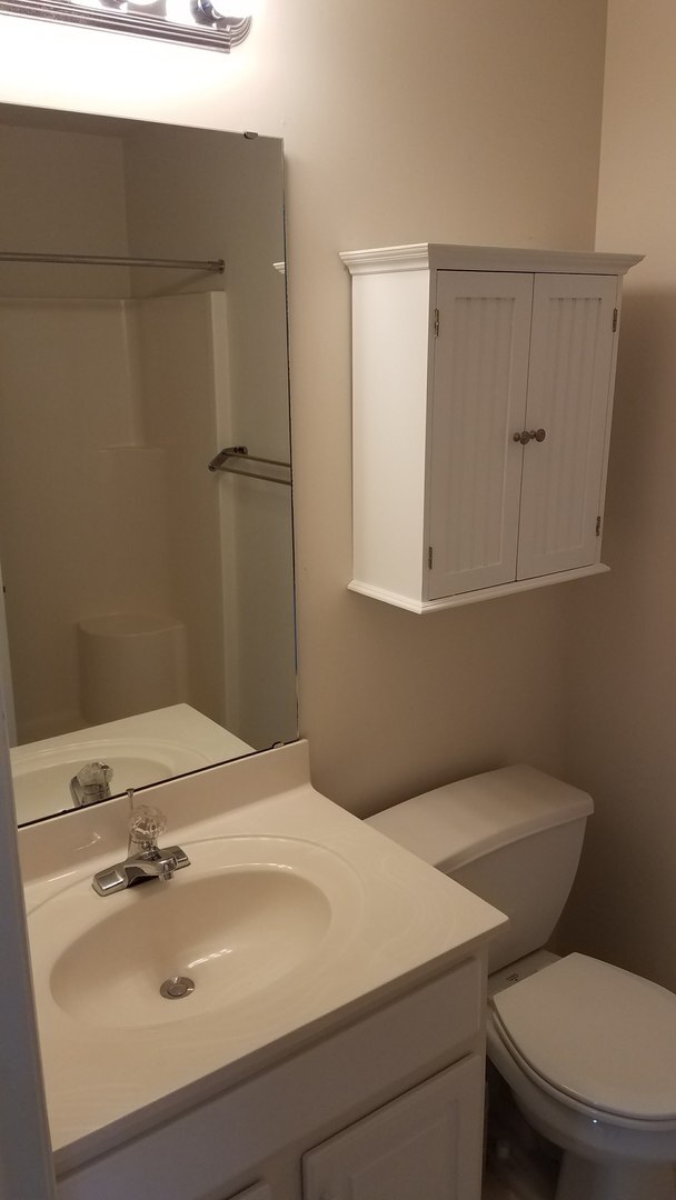 Building Photo - Nice condo, top floor, convenient to hospitals and shopping