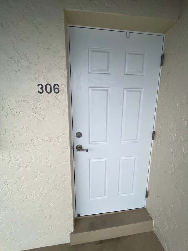 Foto del edificio - 2 br, 2 bath House - 25275 Rampart Blvd #306