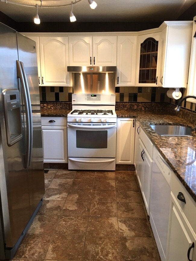 Kitchen - 4940 Cedar St