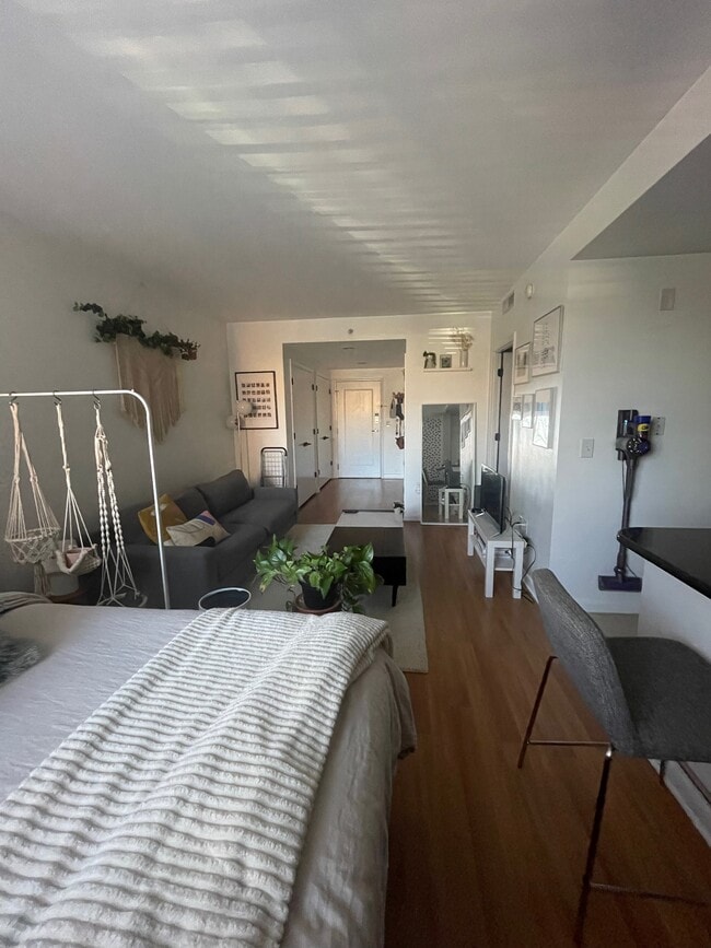 living space/bedroom - 355 I St SW