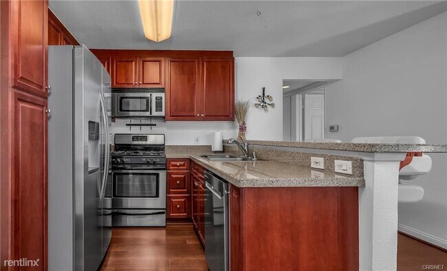 Foto del edificio - 2 br, 2 bath Condo - 5520 Owensmouth Ave A...