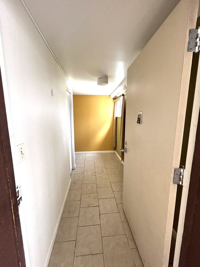 Building Photo - 2 Bedroom 2 Bath Unfurnished Condo