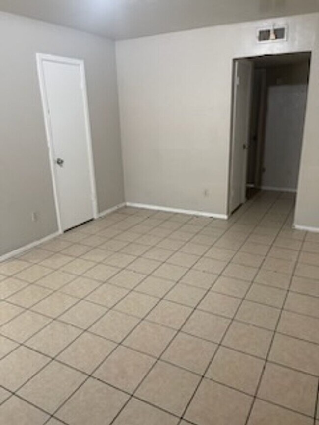 Foto del edificio - 2701 Poplar Cir