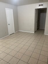 Building Photo - 2701 Poplar Cir