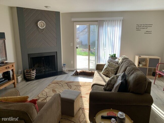 Building Photo - 2 br, 1 bath Apartment - 1297 Gatwick Ct