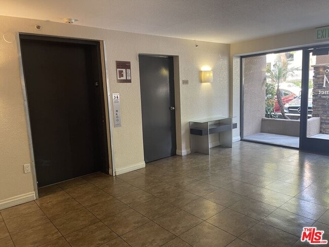 Building Photo - 5530 Owensmouth Ave