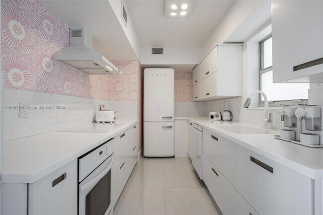 Building Photo - 9101 E Bay Harbor Dr