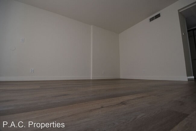 Building Photo - 2 br, 2 bath Apartment - 7550 Jordan Avenu...