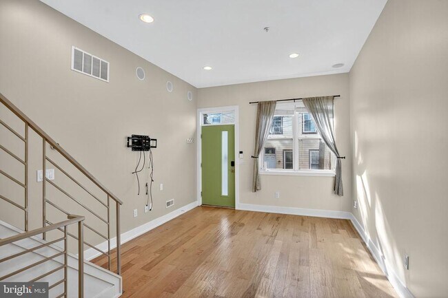 Foto del edificio - 419 Emily St