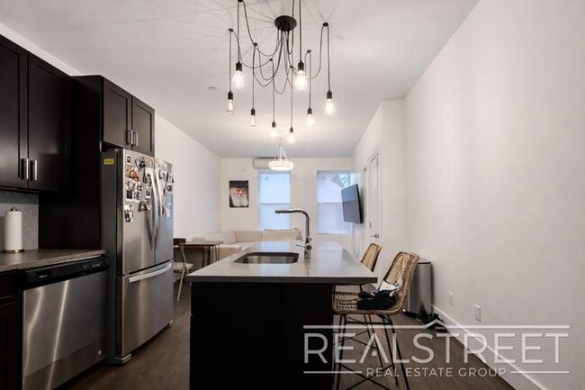 Foto del edificio - Crown Heights 2BR/2BA w/ In-Unit Laundry