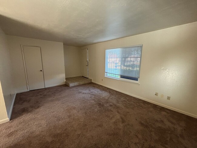 Building Photo - Nice 3 Bed, 1.5 Bath, Two Story Condo Over...