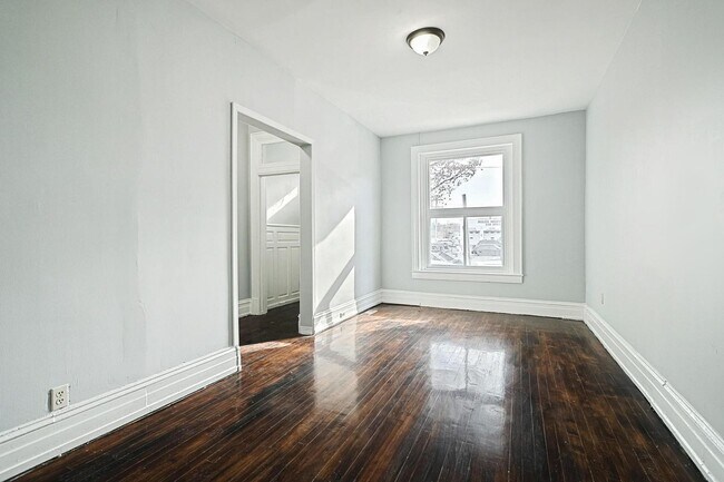 Foto del edificio - Available Now - Spacious 5 Bedroom, 1 Bath...
