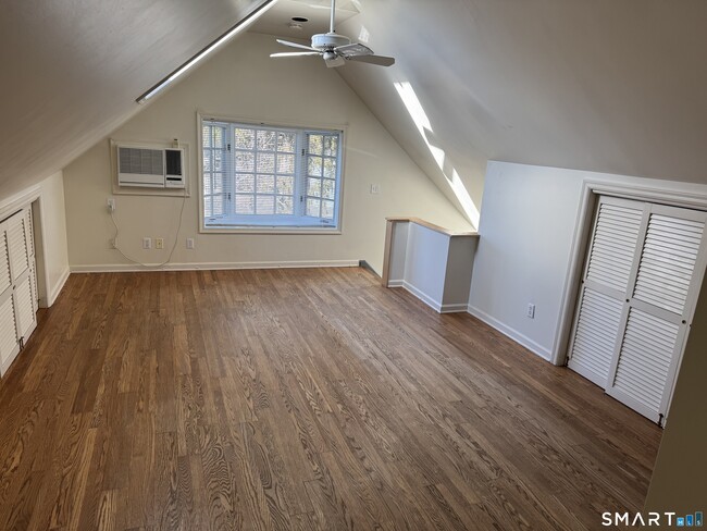 Building Photo - 546 W Taft Ave