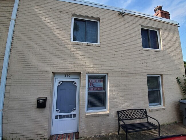 Foto del edificio - Beautiful  2 Bedroom 1 Bath spacious unit ...