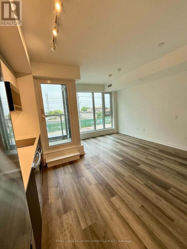 Building Photo - 880-880 The Queensway