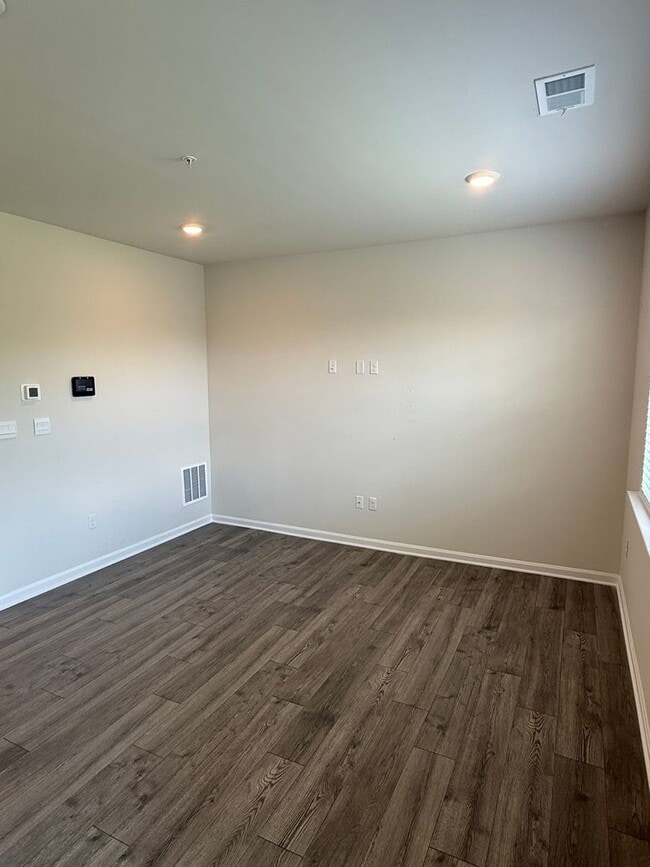 Building Photo - Beautiful 4BR Home with Garage & Modern Kitchen in Greenway Farms